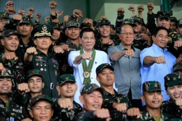 Duterte con militares filipinos