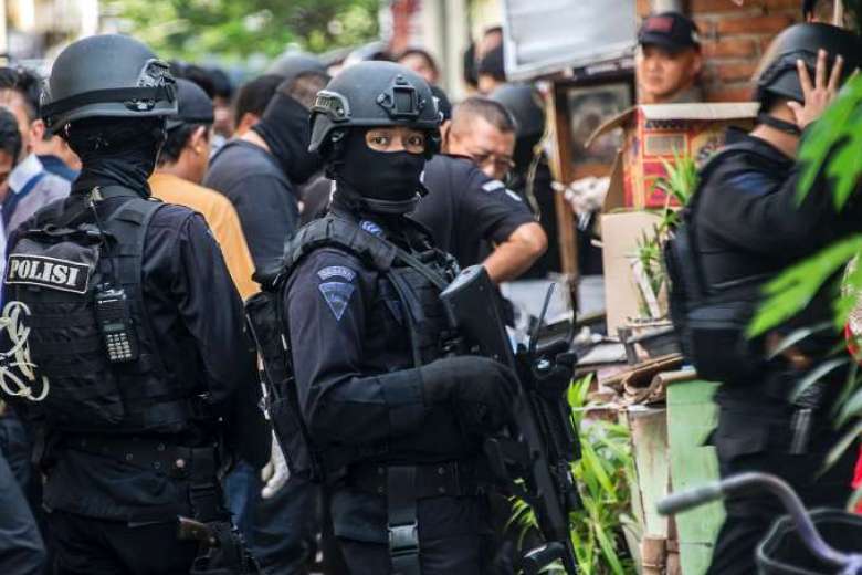 Policías indonesios