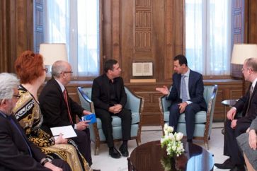 Assad con una delegación de europarlamentarios.