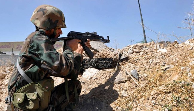 Soldado sirio combate en Deir Ezzor.