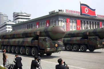 Misiles de largo alcance norcoreanos en un desfile en Pyongyang