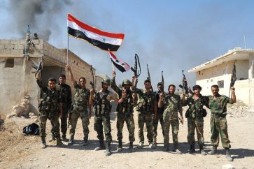 Militares sirios en el norte de Hama