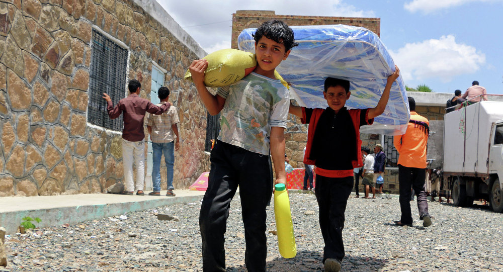 Niños yemeníes reciben ayuda humanitaria