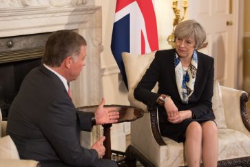 Theresa May con el rey Abdulá II de Jordania