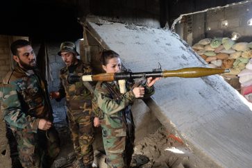 Soldado siria con un lanzagranadas