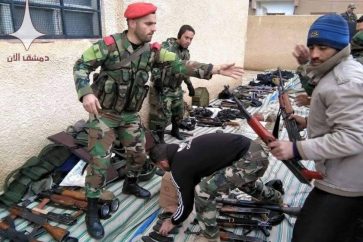 Un grupo de militantes entrega sus armas al Ejército sirio