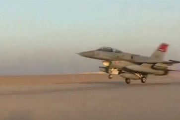 Avión egipcio despega en una misión de ataque a Derna