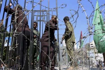 Militantes de Hamas representan una celda israelí durante una jornada de solidaridad con los presos en Gaza