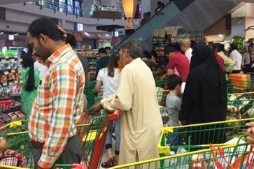 Qataríes compran alimentos en un mercado tras el inicio del bloqueo