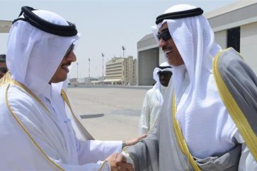 El ministro de Exteriores de Qatar, Mohammed bin Abdurrahman al Thani, es recibido en el Aeropuerto de Kuwait por su homólogo kuwaití