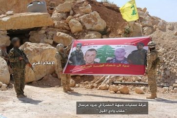 Combatientes de Hezbolá colocan banderas del movimiento y del Líbano en el que fuera el cuartel general de Al Nusra en Arsal