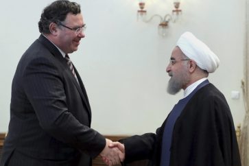 El presidente e Irán, Hassan Rohani, y el director ejecutivo de Total, Patrick Pouyanné