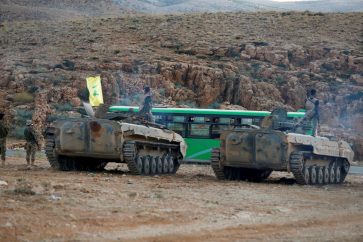 Combatientes y blindados de Hezbolá en Arsal