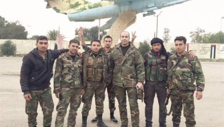 Un grupo de defensores del Aeropuerto Militar de Deir Ezzor