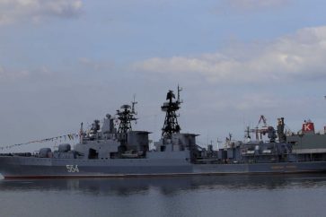 Un barco de guerra ruso en el puerto de Manila