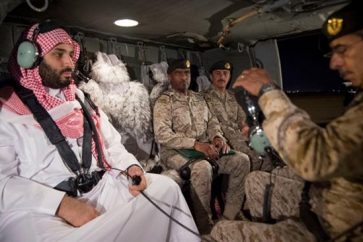 Bin Salman con soldados saudíes