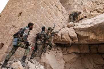 soldados-sirios-escalando