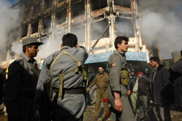 Miembros del Ejército afgano en una zona afectada por un atentado talibán