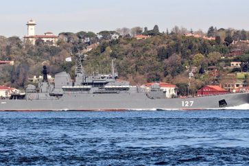 El buque ruso Minsk con rumbo a Siria a su paso por el Bósforo