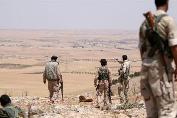 Combatientes kurdos en Manbij