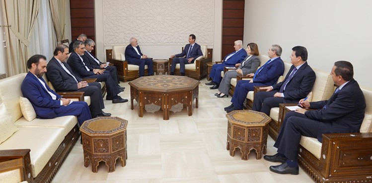 Bashar al Assad (derecha) y Mohammad Yavad Zarif