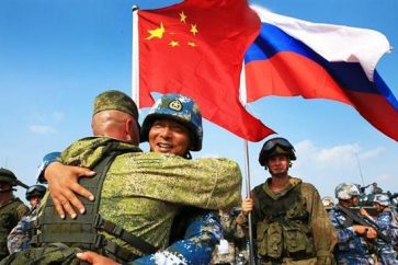 Militares rusos y chinos se encuentran en unas maniobras