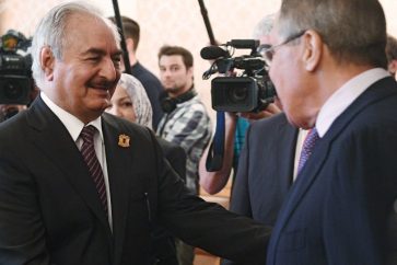 El general Jalifa Haftar con el ministro de Exteriores ruso, Serguei Lavrov
