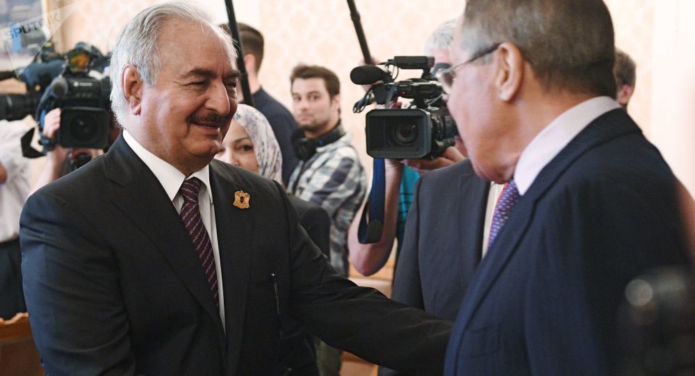 El general Jalifa Haftar con el ministro de Exteriores ruso, Serguei Lavrov