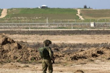 Un soldado de ocupación israelí junto a la frontera de Gaza