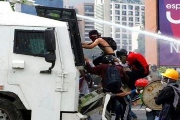 Grupos de opositores crean disturbios en Caracas