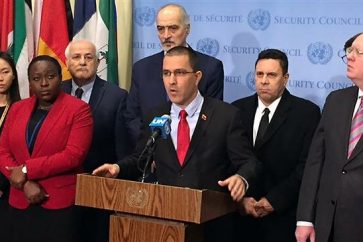 Arreaza con varios embajadores de países que apoyan a Venezuela en la ONU