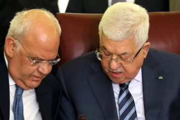 Mahmud Abbas, presidente de la Autoridad Palestina (dcha.) y Saeb Erekat, jefe de negociación palestino en la cumbre de El Cairo de la Liga Árabe