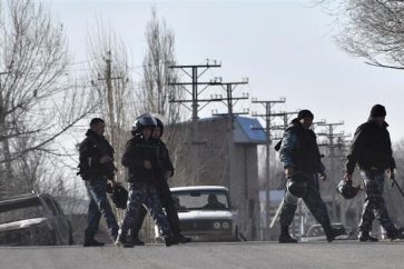 Policías kazajos en las calles de la ciudad de Masanshi