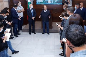 Aoun con reporteros