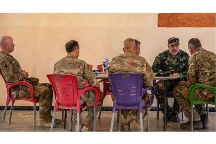 Ein Oberst der britischen Armee trifft sich mit den Führern syrischer Terroristengruppen