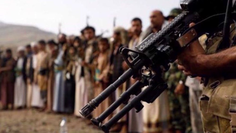 fusil-ametrallador-combatiente-yemeni