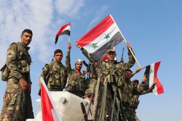 soldados-sirio-banderas