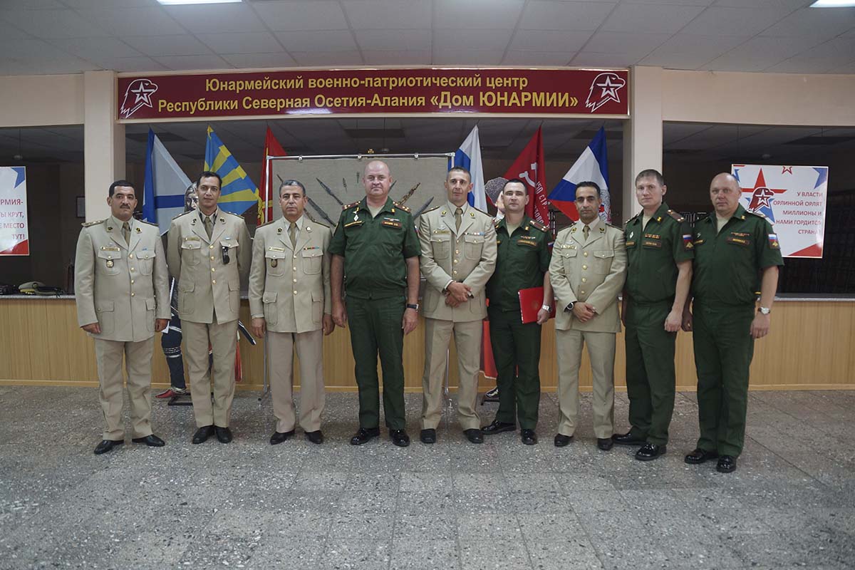 Oficiales rusos y argelinos