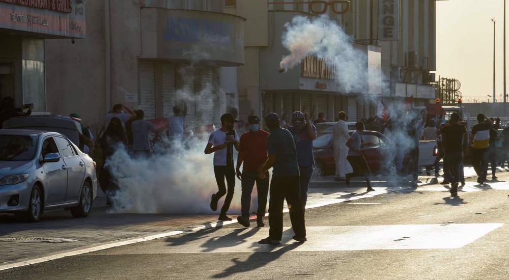 manifestantes-bahrein-gases-lacrimogenos
