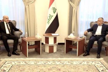 Hadi al Ameri (dcha) con el embajador turco en Iraq, Ali Reza Guney