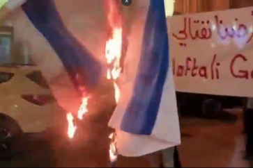 manifestantes-bahrein-bandera-israeli