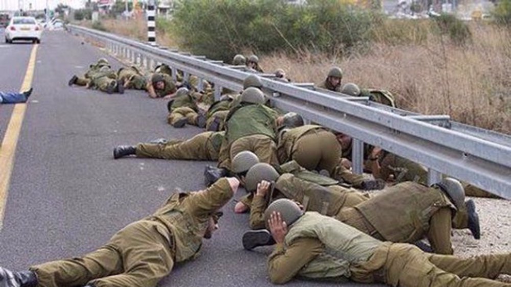 Soldados israelíes echados en suelo