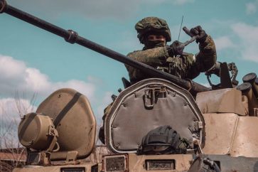 soldado-ruso-vehiculo-blindado