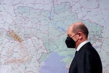 El primer ministro alemán, Olaf Scholz, con un mapa de Ucrania