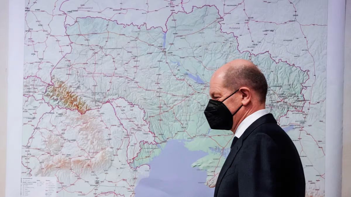 El primer ministro alemán, Olaf Scholz, con un mapa de Ucrania