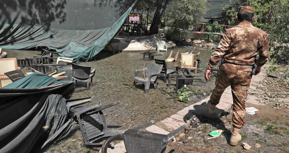 Miembro de las fuerzas de seguridad iraquíes en un sitio atacado por tropas turcas