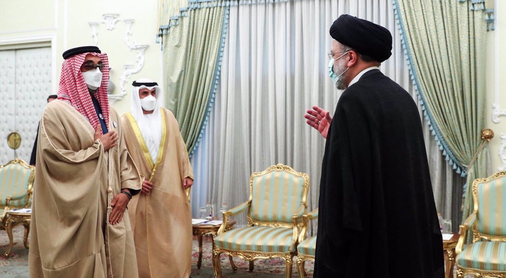 El presidente iraní, Ebrahim Raisi, y el consejero de seguridad emiratí Tahnun Ben Zayed al-Nahyan