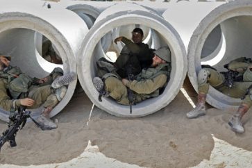 soldados-israelies-durmiendo-tuberias