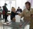 Mujer vota en el referéndum en la ciudad de Mariupol