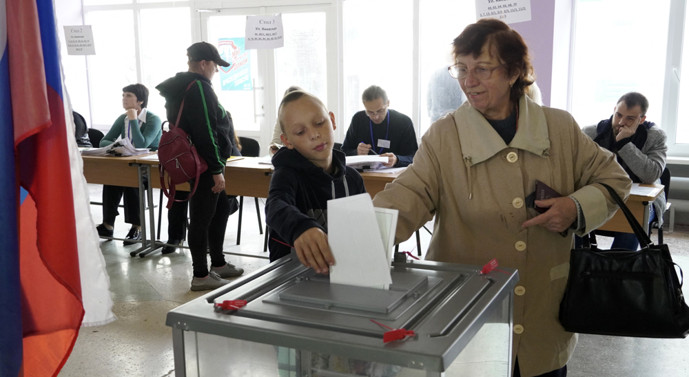 Mujer vota en el referéndum en la ciudad de Mariupol